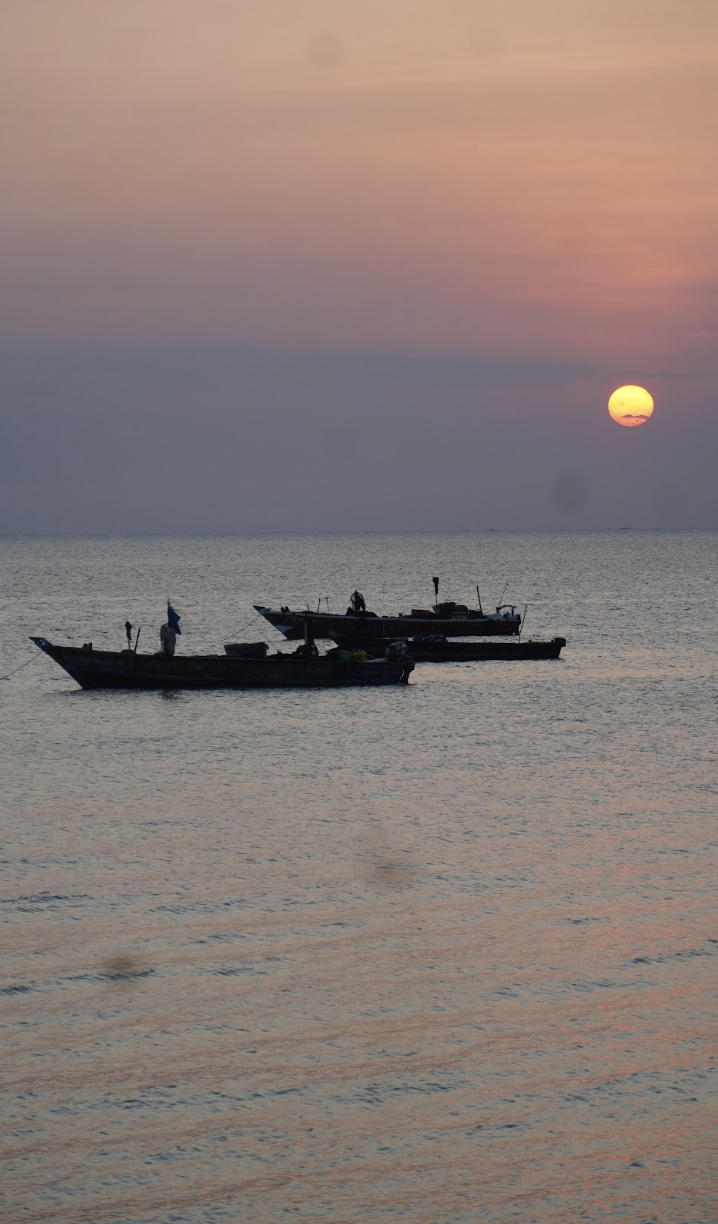 Atardecer sobre el Índico con barcas tradicionales